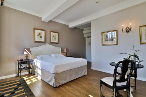 1 queen bed, 1 twin bed