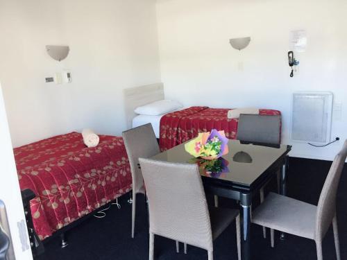 One-Bedroom Apartment image 6
