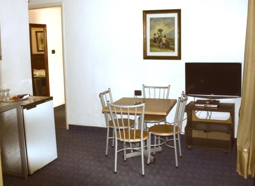4 twin beds