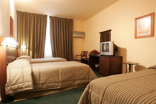 3 twin beds