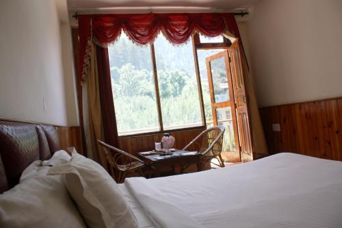 Sarthak Resorts-Reside in Nature with Best View, 9 kms from Mall Road Manali