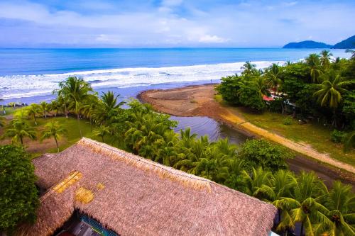 Pantai, Beach Break Resort & CR Surf Camp in Jaco