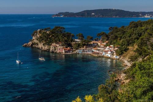 **** Beau T2 de 40 m2, jardin de 70m2, au calme, à 50 mètres de la plage