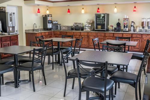 Days Inn by Wyndham Houston - image 12