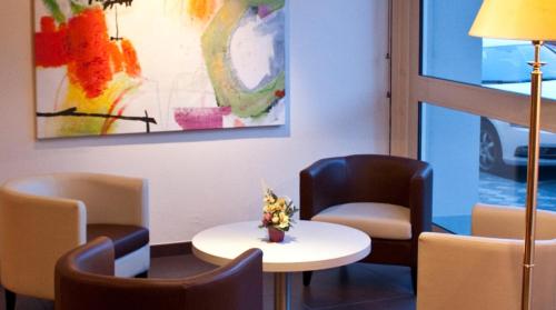 ห้องส่วนกลางสำหรับนั่งเล่น/ดูทีวี, BRIT HOTEL Confort Le Limouzi TULLE in ตูล