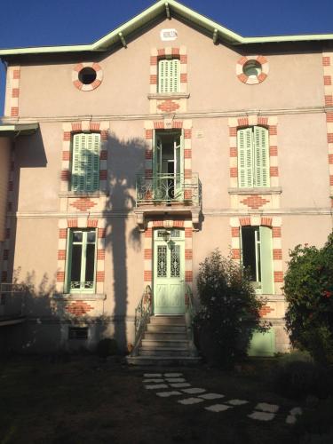 Vraie chambre d'hôtes jusqu'à 4 pers, stationnement gratuit, prise batterie, Niort