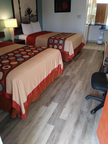 2 Queen Beds - Non-Smoking (Ground Floor)