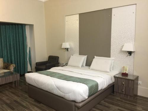 Deluxe King Room image 3