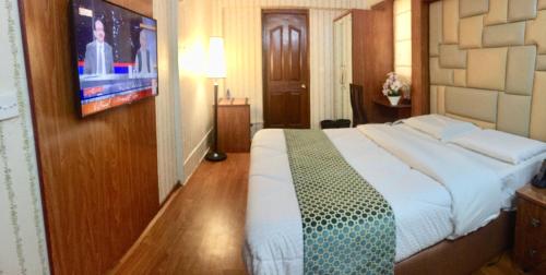 Deluxe King Room image 4
