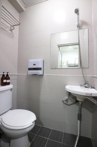 Single Room image 7
