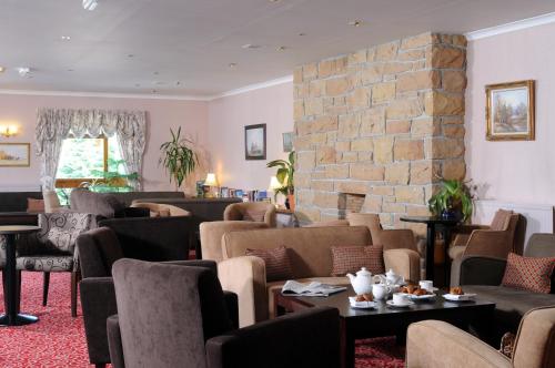 Shared lounge/TV area, Highlander Hotel in Newtonmore