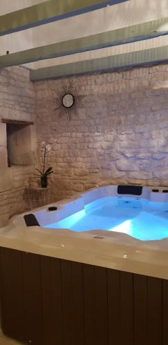Karstais baseins, Domaine de Bourgville in Monts-sur-Guesnes