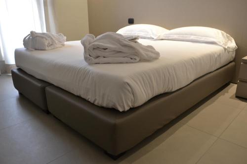 1 queen bed, 1 sofa bed