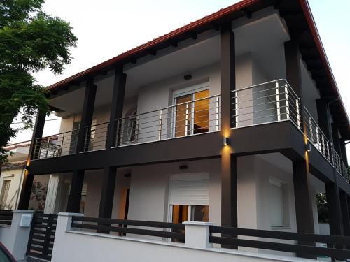  Fantastic Four Apartments, Ferienwohnung in Néoi Epivátai