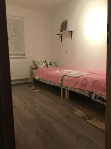 2 twin beds