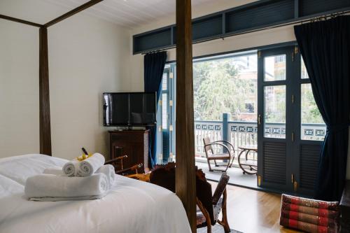 room detail thumbnail 2