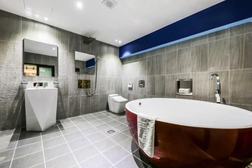 room detail thumbnail 2