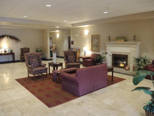 Evergreen Inn & Suites - image 7