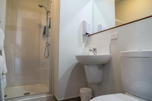 Family Suite with En Suite Bathroom image 6