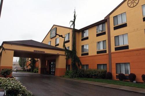 Evergreen Inn & Suites