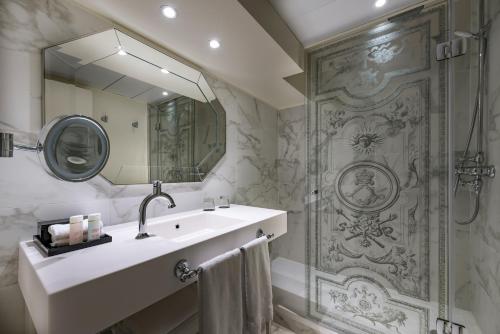 Hotel Le Louis Versailles Ch Room Type - Deluxe King Room