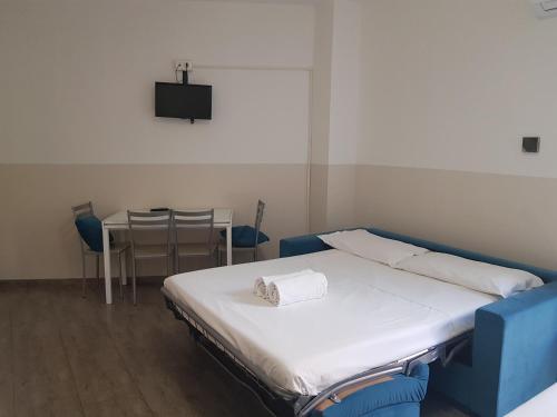 Hotel Riviera - Tap to explore photos