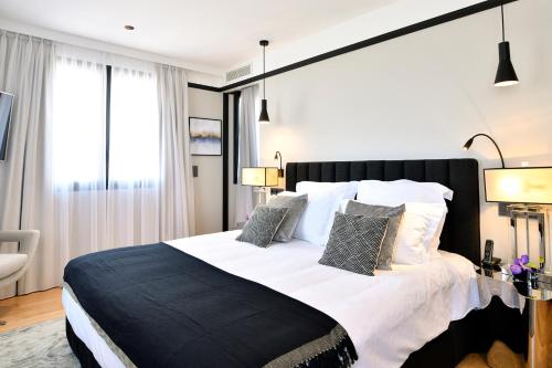 Hotel le Touring Located in Saint-Raphael City Center, Hôtel le Touring is a perfect starting point from which to explore Saint-Raphael. The property offers a wide range of amenities and perks to ensure you have a gr