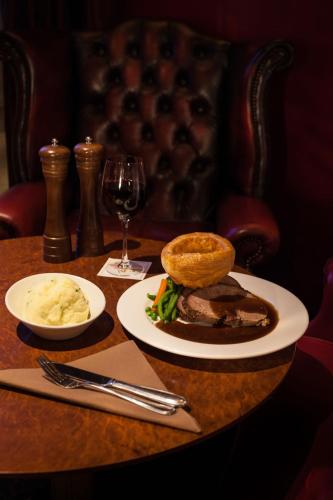 Strangford Arms Hotel - image 14