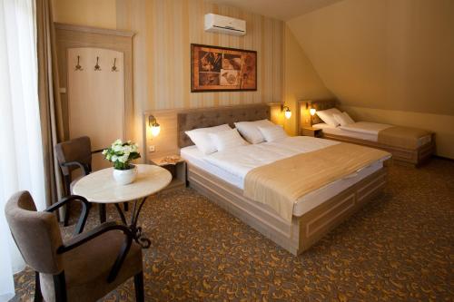 Barokk Hotel Promenád - image 9