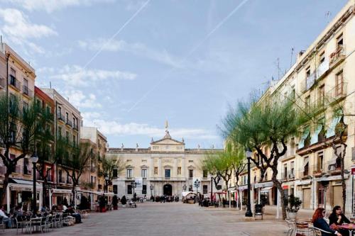 Rooms Tarragona Located in Tarragona City Center, Rooms Tarragona is a perfect starting point from which to explore Tarragona. The property offers guests a range of services and amenities designed to provide comfort 