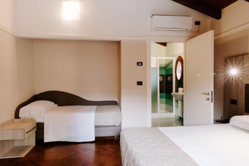 1 queen bed, 1 twin bed