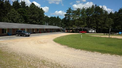 Crossroads Motel & Cabins - main image