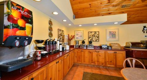 Baymont by Wyndham Sevierville Pigeon Forge - image 6