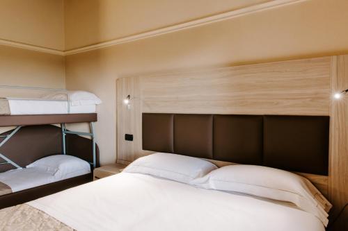 1 queen bed, 2 bunk beds