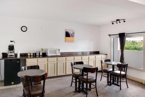 Motel 75 Monroe - 레스토랑