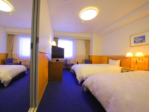 4 twin beds