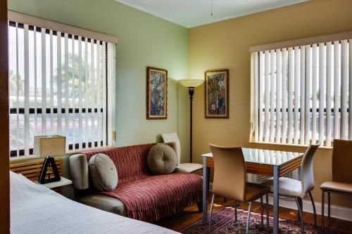 Bella Vista Getaway in Hollywood, USA
