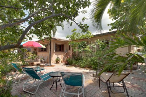 Bella Vista Getaway in Hollywood, USA