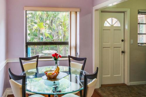 Bella Vista Getaway in Hollywood, USA