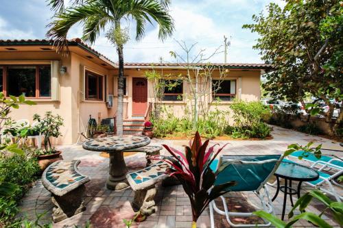 Bella Vista Getaway in Hollywood, USA