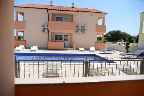 Apartment with Pool View