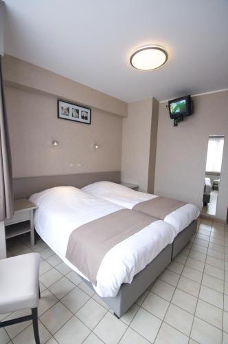 Hotel De Golf - image 12