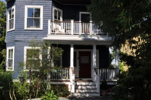Belle Femme in Salem, USA