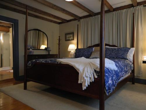 . 1810 House Bed & Breakfast