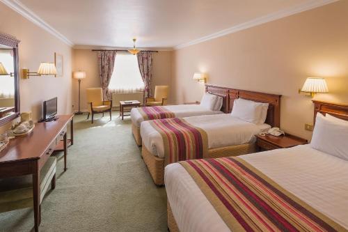 Londonderry Arms Hotel Ideally located in the prime touristic area of Carnlough, Londonderry Arms Hotel promises a relaxing and wonderful visit. The hotel offers a wide range of amenities and perks to ensure you have a grea