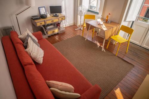 The Blue House - Bica Yellow Tram 5