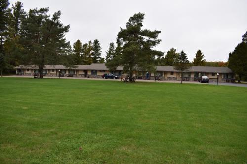 Country Club Motel - image 6