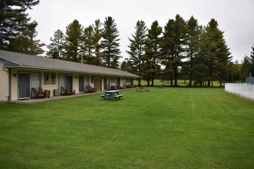 Country Club Motel - image 9