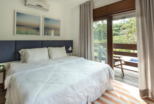 Double Room with Pool View image 2