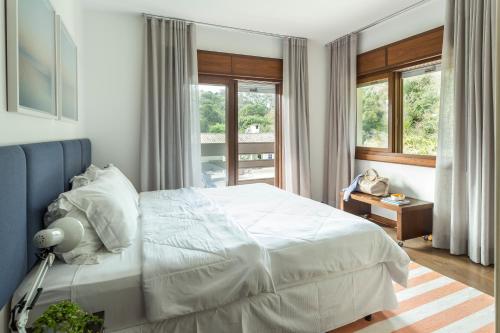 Double Room with Pool View image 1